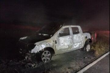 Bomberos de Rivera sofocaron el incendio total de una camioneta en Ruta 60