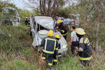 Impresionante vuelco en Ruta 1: una camioneta chocó contra un árbol Impresionante vuelco en Ruta 1: una camioneta chocó contra un árbol