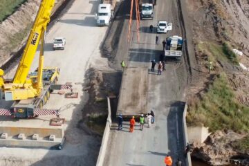Avanza la instalación del puente alternativo en la Ruta 65 en Guaminí