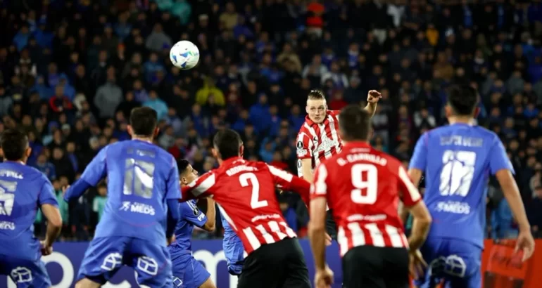 Estudiantes goleó a la U de Chile y es líder del Grupo A de la Libertadores Estudiantes goleó a la U de Chile y es líder del Grupo A de la Libertadores