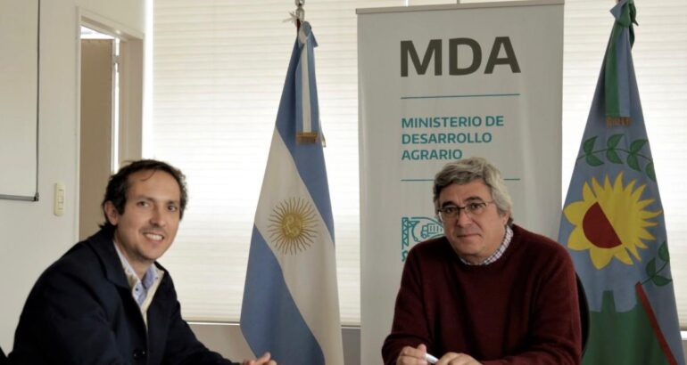 Javier Andrés abordó la situación de los caminos rurales con el Ministro de Desarrollo Agrario Javier Andrés abordó la situación de los caminos rurales con el Ministro de Desarrollo Agrario