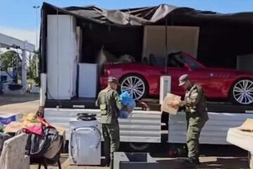 Descubren un BMW oculto en un camión de mudanza Descubren un BMW oculto en un camión de mudanza