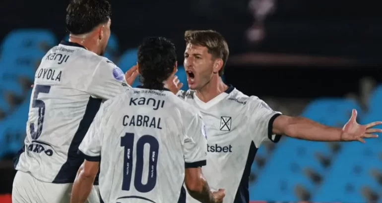 Independiente goleó a Boston River por 5 a 1 y alcanzó los puestos de clasificación Independiente goleó a Boston River por 5 a 1 y alcanzó los puestos de clasificación