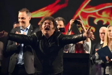 Milei embistió contra el PRO en el cierre de campaña de Adorni: «Fracasados que pelean el cuarto lugar»