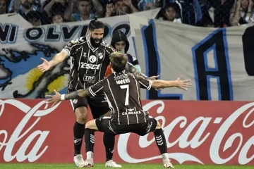 Platense dio el golpe y eliminó a Racing del Torneo Apertura