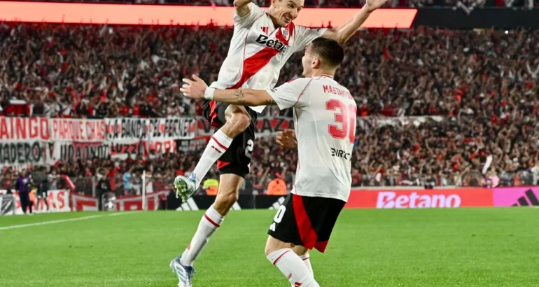 River aguantó con diez y se llevó el triunfo ante Estudiantes en La Plata River aguantó con diez y se llevó el triunfo ante Estudiantes en La Plata