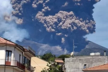 Alarma en Italia: el volcán Etna entró en erupción y el humo llega hasta los 5000 metros