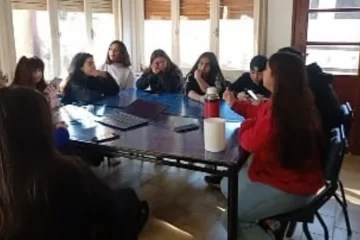 «Jóvenes al Aire»: el podcast que visibiliza problemáticas sociales desde la voz de las adolescencias