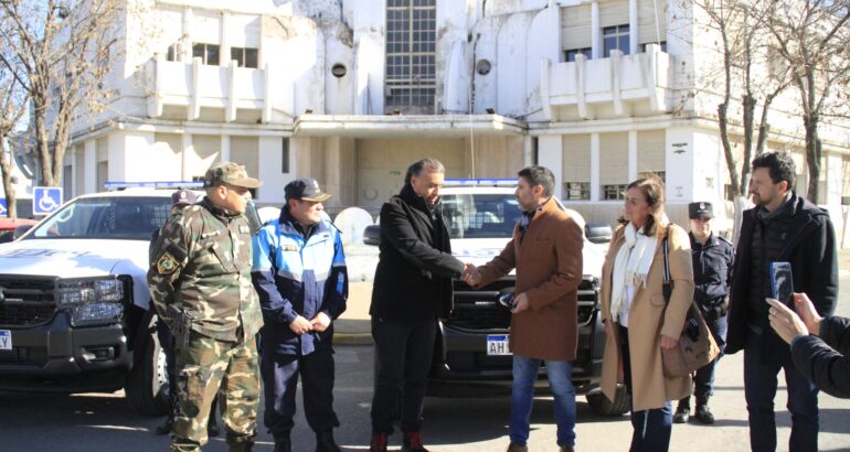 Adolfo Alsina refuerza su seguridad con dos nuevos móviles policiales Adolfo Alsina refuerza su seguridad con dos nuevos móviles policiales