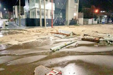 Una sudestada rompió la rambla en Monte Hermoso
