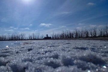 La “nieve salada” ya tiñe las orillas del Lago Epecuén: comenzó la cristalización del invierno