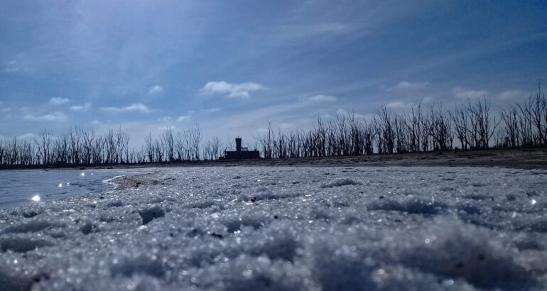 La “nieve salada” ya tiñe las orillas del Lago Epecuén: comenzó la cristalización del invierno La “nieve salada” ya tiñe las orillas del Lago Epecuén: comenzó la cristalización del invierno