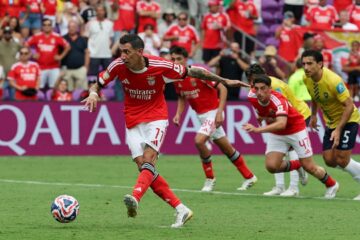 Benfica goleó al Auckland y le metió presión a Boca
