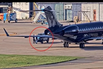 Revelan que 10 valijas que trajo un avión de un empresario cercano al Gobierno entraron al país sin control