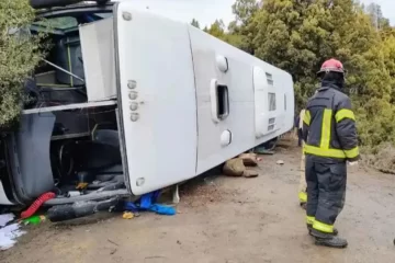 Impactante vuelco de un micro con 44 turistas en la ruta a Villa Traful: hay 20 heridos, 5 de gravedad