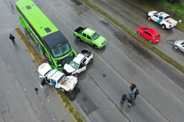 Un paciente psiquiátrico robó un patrullero y chocó contra un micro y una camioneta