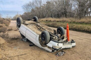 Vuelco sin consecuencias graves en un camino vecinal de Miguel Riglos