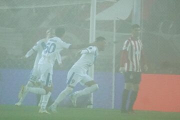 Vélez le ganó a Estudiantes bajo la niebla y es campeón de la Supercopa Internacional