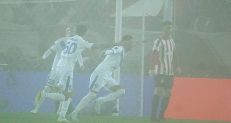 Vélez le ganó a Estudiantes bajo la niebla y es campeón de la Supercopa Internacional Vélez le ganó a Estudiantes bajo la niebla y es campeón de la Supercopa Internacional
