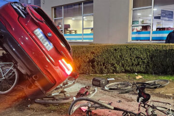 Espectacular vuelco frente a un supermercado en Coronel Suárez: un herido