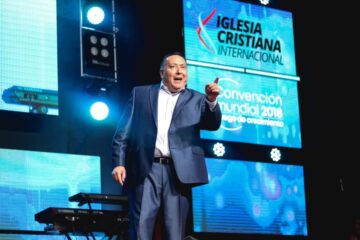 El pastor que recibió a Milei cambió su relato del “milagro”: ahora dice que tenía solo US$9500 y no 100 mil