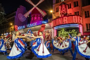 Volvieron a girar las aspas del Moulin Rouge, el cabaret más famoso de París