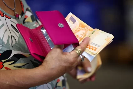 Cae el consumo: los impuestos y servicios absorben cada vez más el gasto familiar Cae el consumo: los impuestos y servicios absorben cada vez más el gasto familiar