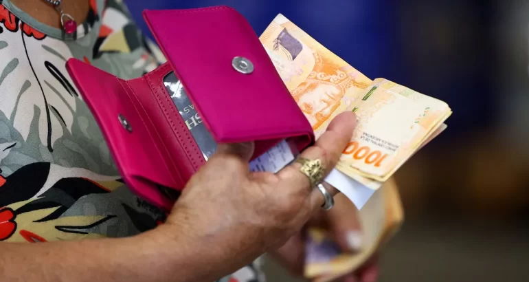 Cae el consumo: los impuestos y servicios absorben cada vez más el gasto familiar Cae el consumo: los impuestos y servicios absorben cada vez más el gasto familiar