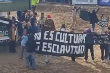 Activistas veganos protestaron en La Rural y los expulsaron en medio de silbidos del público
