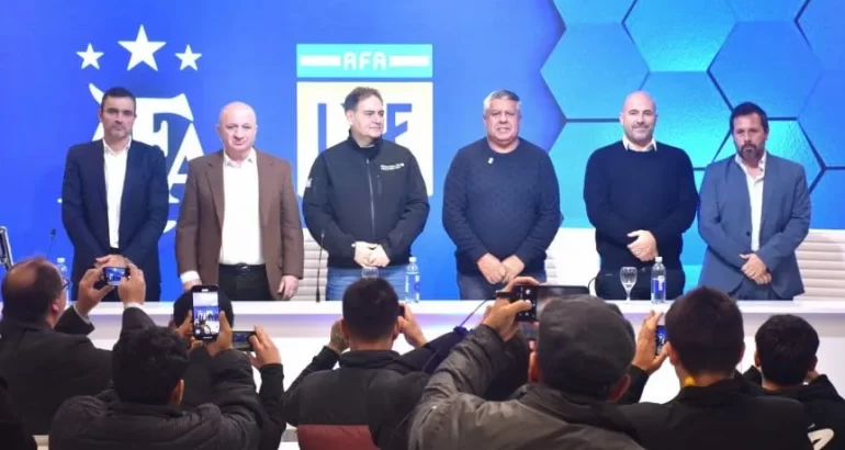 Tapia anunció la vuelta de los visitantes al fútbol argentino: «Es un día histórico» Tapia anunció la vuelta de los visitantes al fútbol argentino: «Es un día histórico»