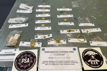 Detuvieron a una azafata de Aerolíneas Argentinas en Ezeiza: intentó contrabandear relojes, iPhones y joyas