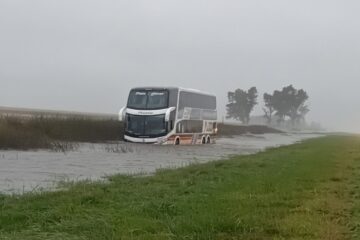 Rescataron en gomón a pasajeros de un micro que viajaba hasta Salliqueló y cayó en una laguna en Ruta 5 Rescataron en gomón a pasajeros de un micro que viajaba hasta Salliqueló y cayó en una laguna en Ruta 5