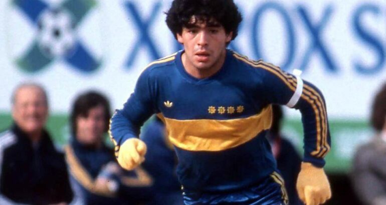 La camiseta de Boca que usó Maradona fue elegida como la mejor de la historia del fútbol La camiseta de Boca que usó Maradona fue elegida como la mejor de la historia del fútbol