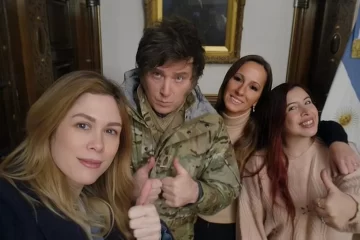 Sin acto oficial, Milei almorzó con granaderos de Casa Rosada por el 17 de agosto