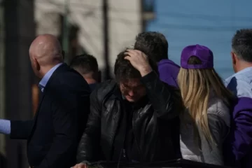 Piedrazos y tensión: Atacaron la caravana de Milei en Lomas de Zamora y evacuaron de urgencia a toda la comitiva