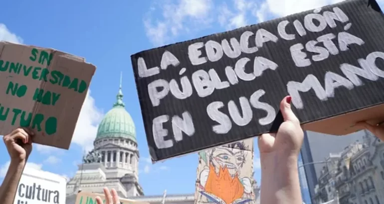 Docentes universitarios paran 48 horas contra el Gobierno por fondos y salarios Docentes universitarios paran 48 horas contra el Gobierno por fondos y salarios