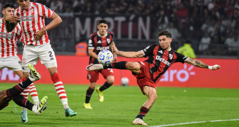 River derrotó 3-0 a San Martín de Tucumán y avanzó a los octavos de la Copa Argentina River derrotó 3-0 a San Martín de Tucumán y avanzó a los octavos de la Copa Argentina
