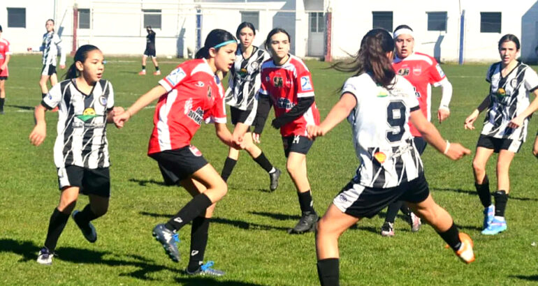 El fútbol femenino Sub 15 retoma la competencia en cancha de Deportivo Rivera El fútbol femenino Sub 15 retoma la competencia en cancha de Deportivo Rivera