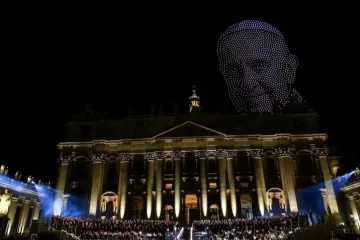 Emotivo homenaje al papa Francisco durante un concierto en el Vaticano: miles de drones fueron desplegados para formar su rostro