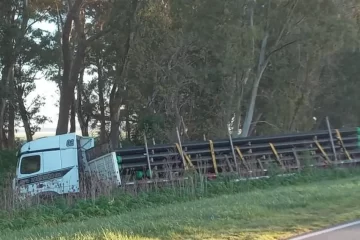 Laprida: dos muertos y un herido grave por un choque entre un auto y un camión