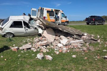 Fuerte accidente en el acceso a Monte Hermoso: un auto chocó contra una garita y dejó un herido