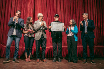 León Gieco recibió la distinción Doctor Honoris Causa de la Universidad Nacional de Córdoba