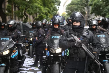Aumentan un 10 % los sueldos para la Policía Federal, pero el 65% del personal seguirá bajo la línea de la pobreza Aumentan un 10 % los sueldos para la Policía Federal, pero el 65% del personal seguirá bajo la línea de la pobreza