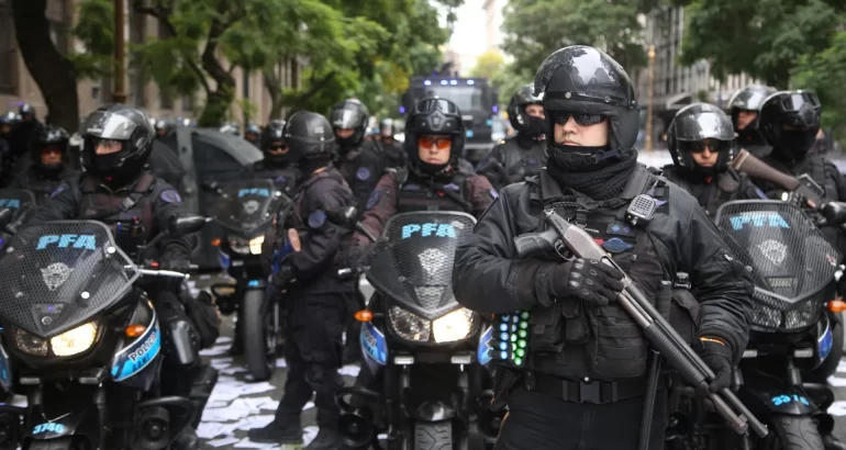Aumentan un 10 % los sueldos para la Policía Federal, pero el 65% del personal seguirá bajo la línea de la pobreza Aumentan un 10 % los sueldos para la Policía Federal, pero el 65% del personal seguirá bajo la línea de la pobreza