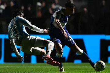 Con una polémica interrupción y poca luz, Gimnasia venció a Atlético Tucumán