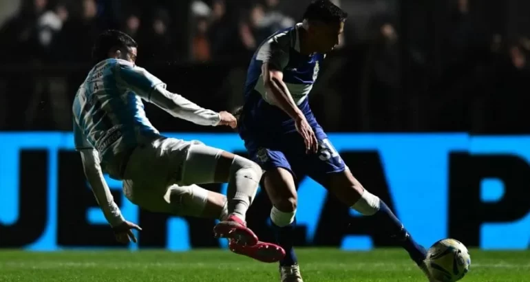 Con una polémica interrupción y poca luz, Gimnasia venció a Atlético Tucumán