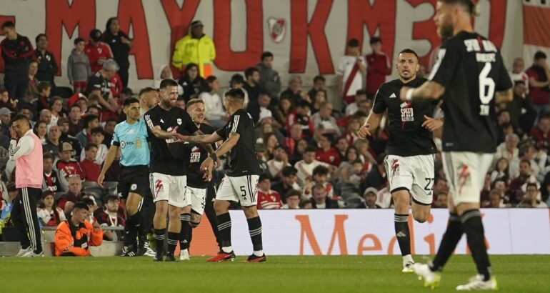Deportivo Riestra derrotó a River en el Monumental y se quedó con la punta del Grupo B Deportivo Riestra derrotó a River en el Monumental y se quedó con la punta del Grupo B