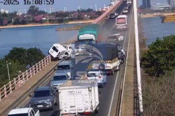 Un camión provocó un choque en cadena con 15 vehículos y mató a un motociclista en el puente Chaco-Corrientes