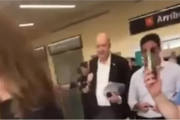 Tensión en La Pampa: Sturzenegger fue recibido en el aeropuerto con escrache e insultos