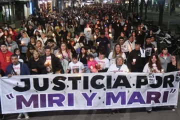 Doble femicidio en el Bahía: vecinos marcharon exigiendo justicia por Miriam y Mariana Doble femicidio en el Bahía: vecinos marcharon exigiendo justicia por Miriam y Mariana